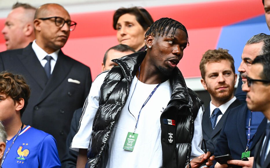 Suspendu, Paul Pogba fait son retour dans les vestiaires de l’équipe de France (photos)